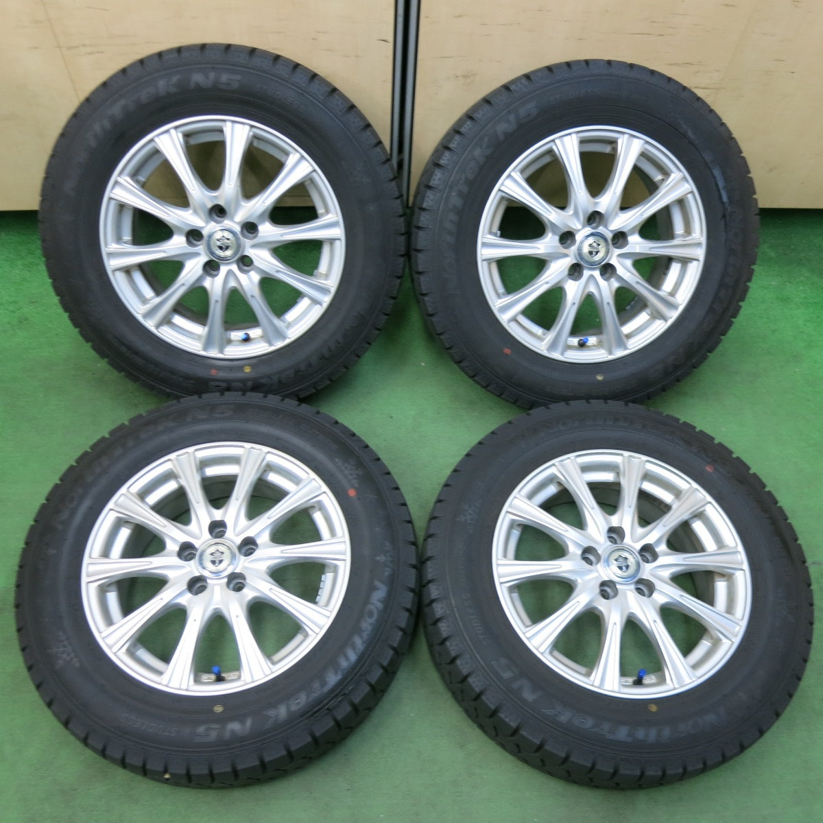 送料無料] バリ溝！22年！9.5分☆プリウス 等 195/65R15