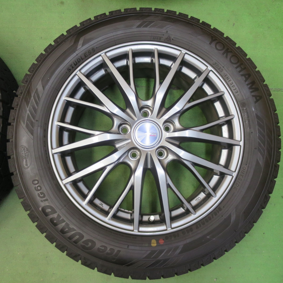 超バリ溝!23年!キレイ!ほぼ10分★スタッドレス 215/60R17 ヨコハマ アイスガード iG60 ravrion RM01 ラブリオン 17インチ PCD114.3/5H★5052702イス