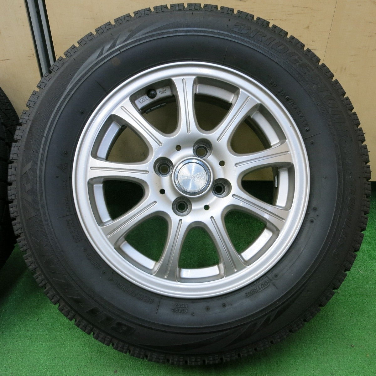 バリ溝!キレイ!8.5分★スタッドレス 185/70R14 ブリヂストン ブリザック VRX LAYCEA レイシア PCD100/4H★4053101イス