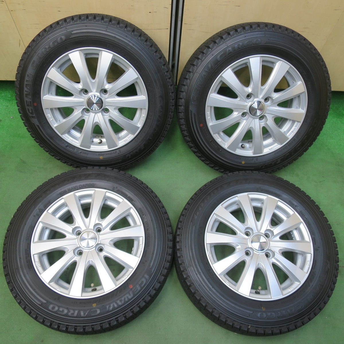超バリ溝!24年!キレイ!9.5分以上★スタッドレス 155/80R14 88/86N グッドイヤー アイスナビ CARGO ravrion RS01 ラブリオン 14インチ PCD100/4H★5102802イス