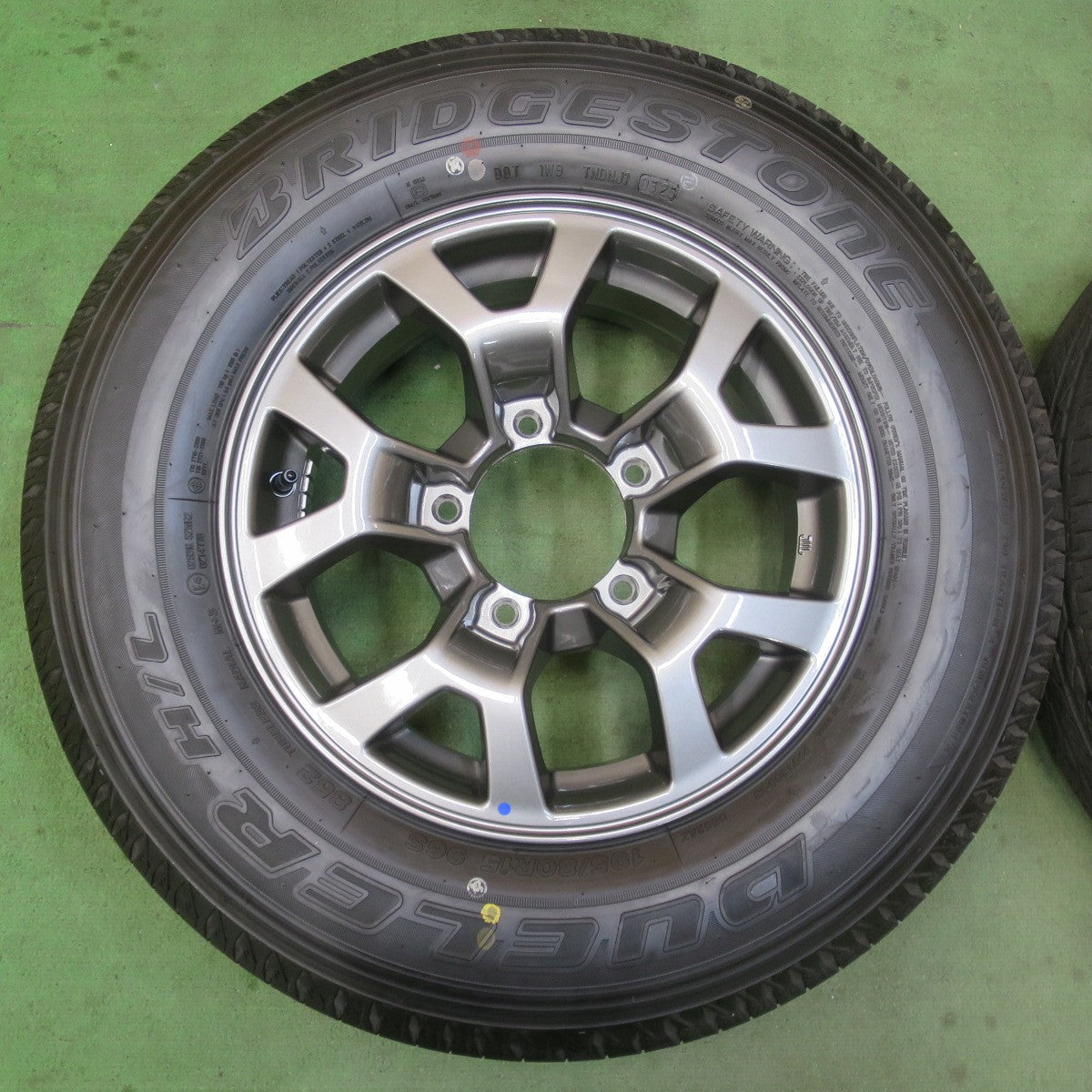 新車外し!25年★スズキ JB74W ジムニー シエラ 純正 195/80R15 ブリヂストン デューラー H/L 852 DUELER 15インチ PCD139.7/5H★6021903イノ