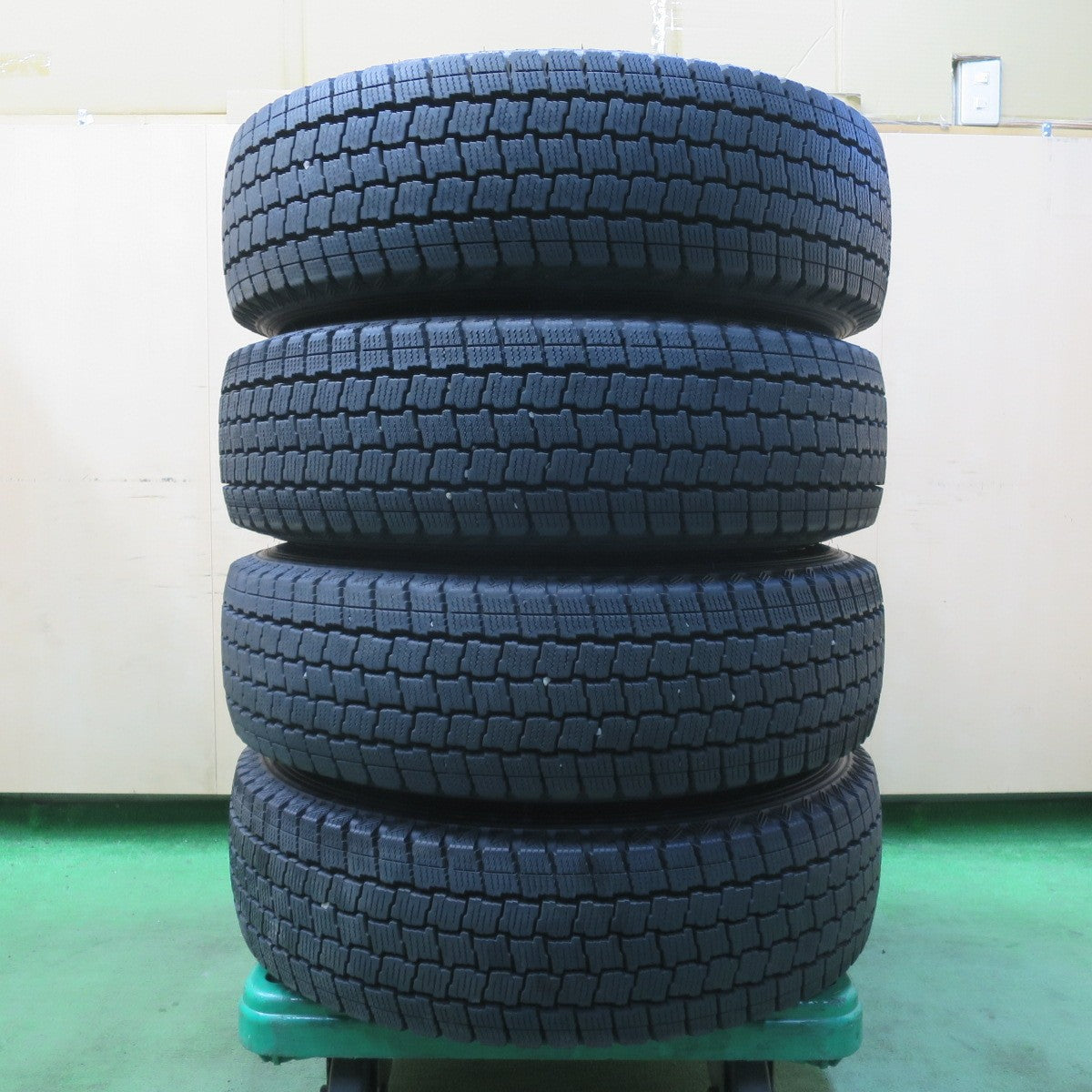 バリ溝!23年!9.5分以上★ハイエース 等 195/80R15 107/105L スタッドレス グッドイヤー アイスナビ カーゴ TOPY スチール 15インチ PCD139.7/6H★5050802イス