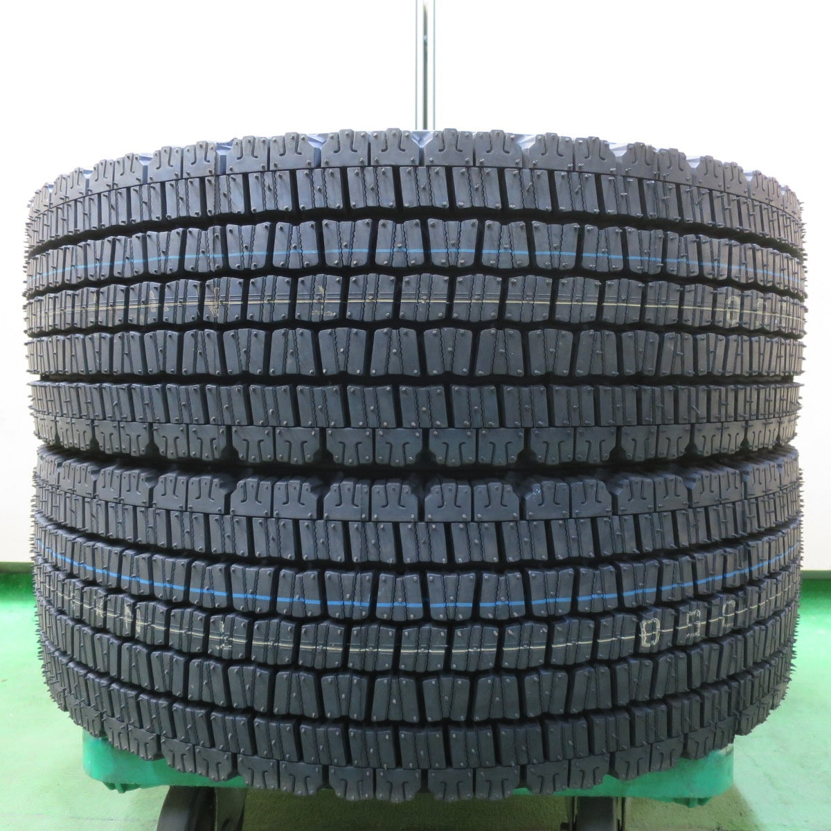 未使用!24年!2本★トラック タイヤ 245/70R19.5 136/134J スタッドレス ダンロップ デクテス SP081 DECTES 19.5インチ★5063002イスタ