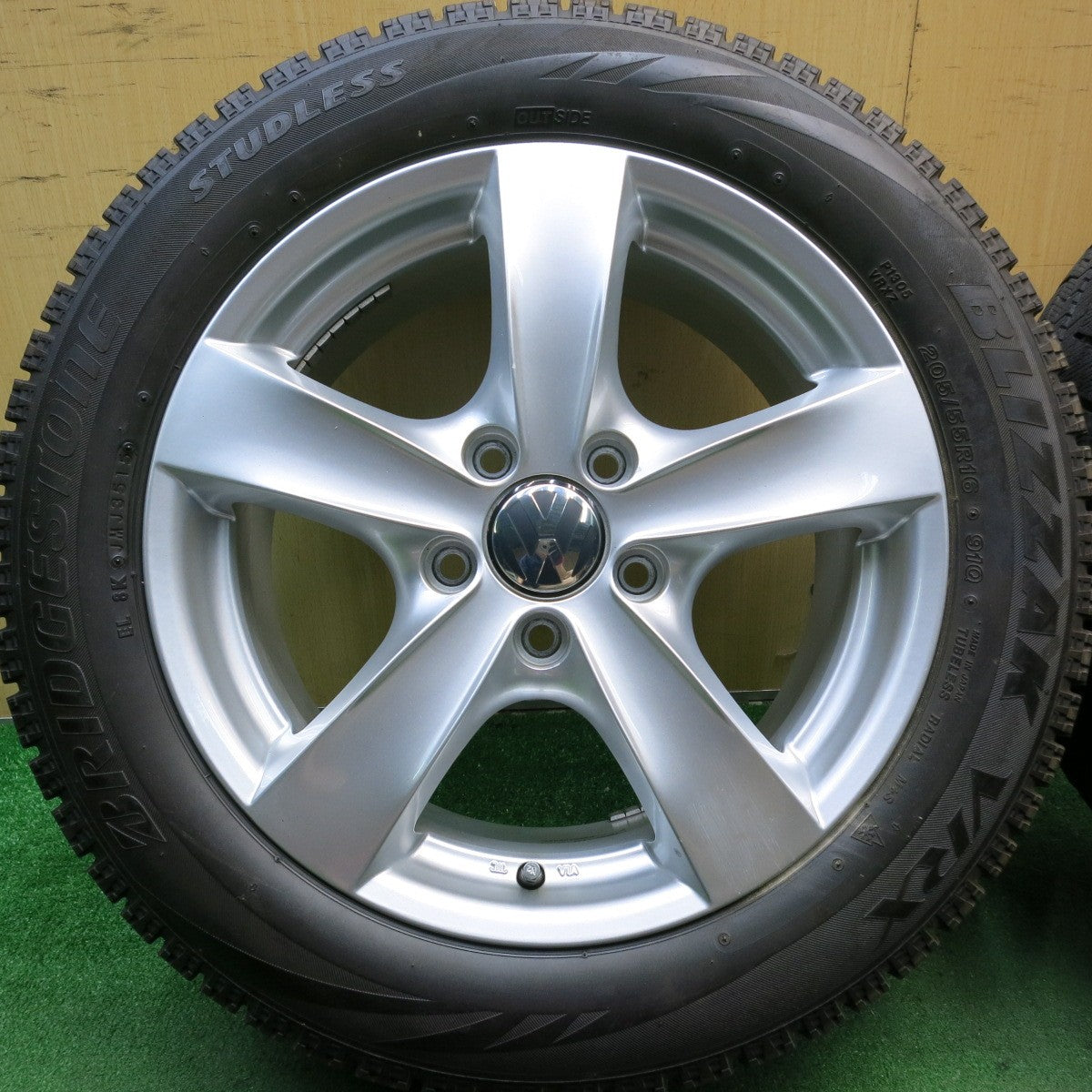 バリ溝!9.5分★ワーゲン 等 AGA TARGA 205/55R16 スタッドレス ブリヂストン ブリザック VRX 16インチ PCD112/5H★5053002HAス