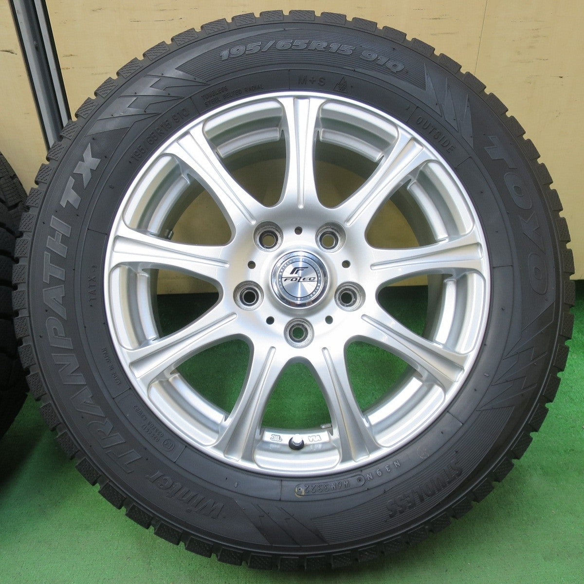 バリ溝!22年!キレイ!9.5分★スタッドレス 195/65R15 トーヨー ウインター トランパス TX FOLEO フォレオ 15インチ PCD114.3/5H★5032703イス