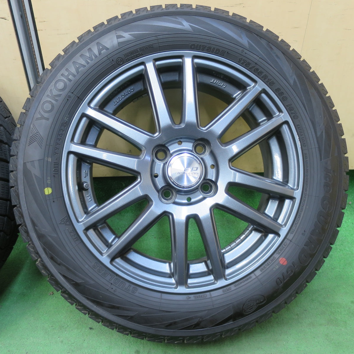 バリ溝!22年!キレイ!9.5分以上★スタッドレス 175/65R15 ヨコハマ アイスガード iG70 dP devotion デボーション 共豊 15インチ PCD100/4H★5042109イス