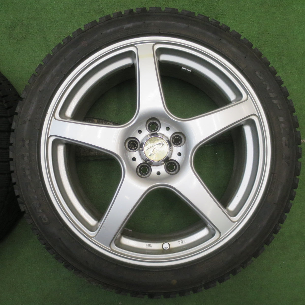 バリ溝!23年!キレイ!9.5分以上★プリウス 等 215/45R17 スタッドレス グリップマックス GRIP ICE X Treffer トレファー 17インチ PCD100/5H★5100201NJス