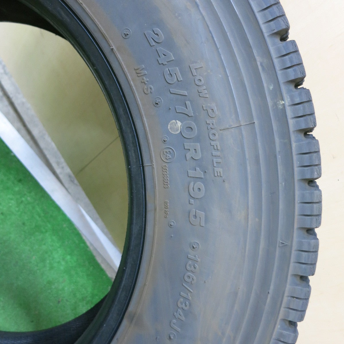 バリ溝!24年!9.5分!2本★トラック タイヤ 245/70R19.5 136/134J スタッドレス ブリヂストン W999 19.5インチ★5053004ナスタ