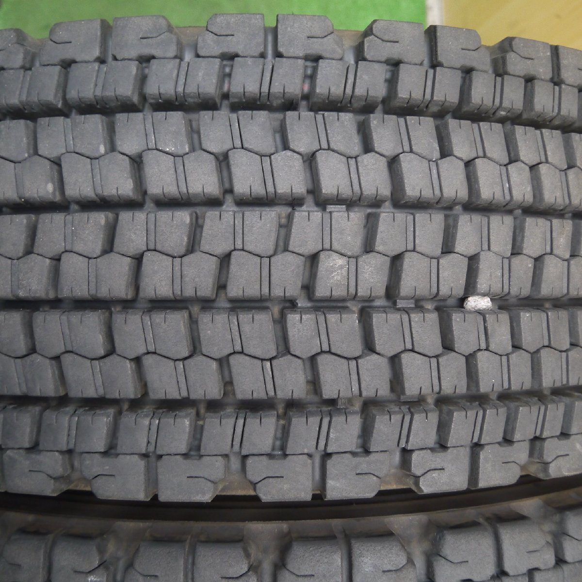 バリ溝!22年!★バリ溝!22年!9分★トラック タイヤ 265/70R19.5 140/138J スタッドレス ブリヂストン W900 19.5インチ★3052910クスタ