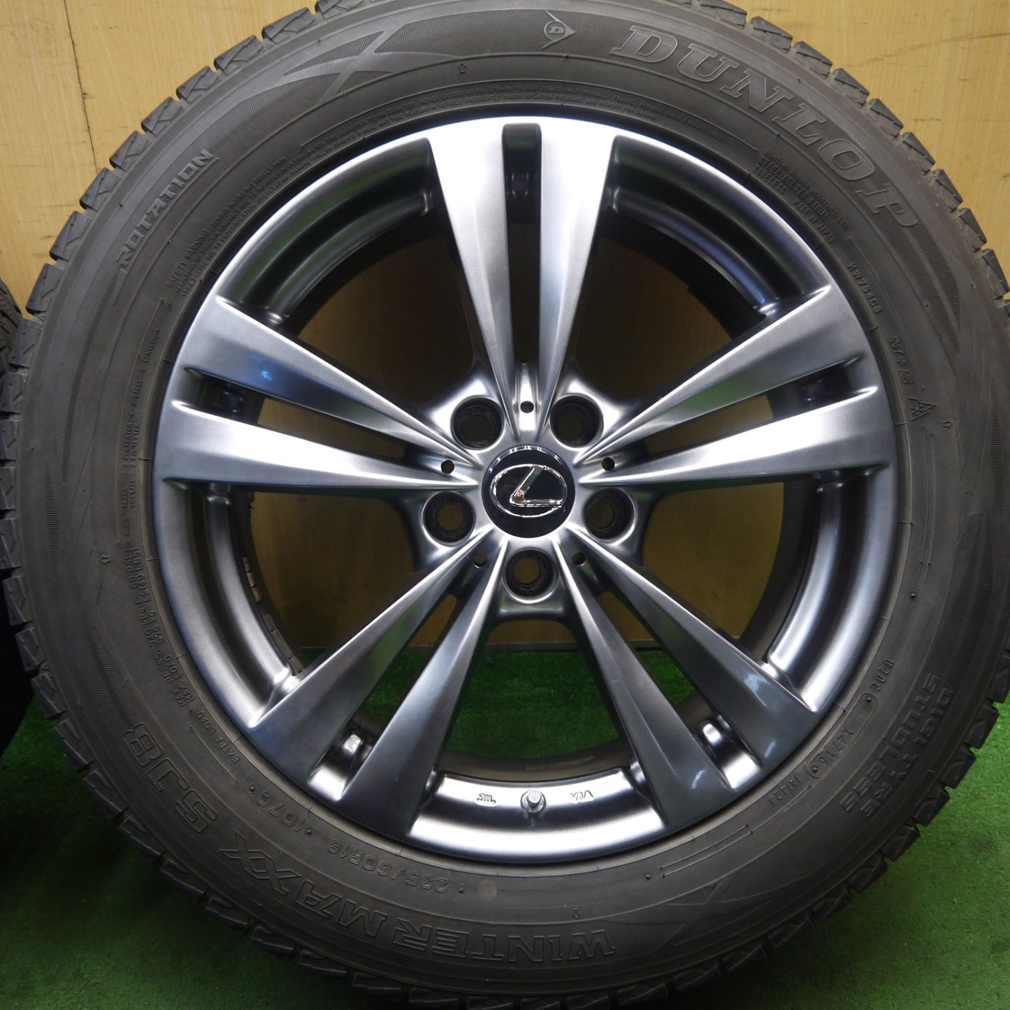 バリ溝!キレイ!9.5分★レクサス 等 235/60R18 スタッドレス ダンロップ ウインターマックス SJ8 Lehrmeister L-F LOUNGE レアマイスター LF ラウンジ 18インチ PCD114.3/5H★5091604Hス