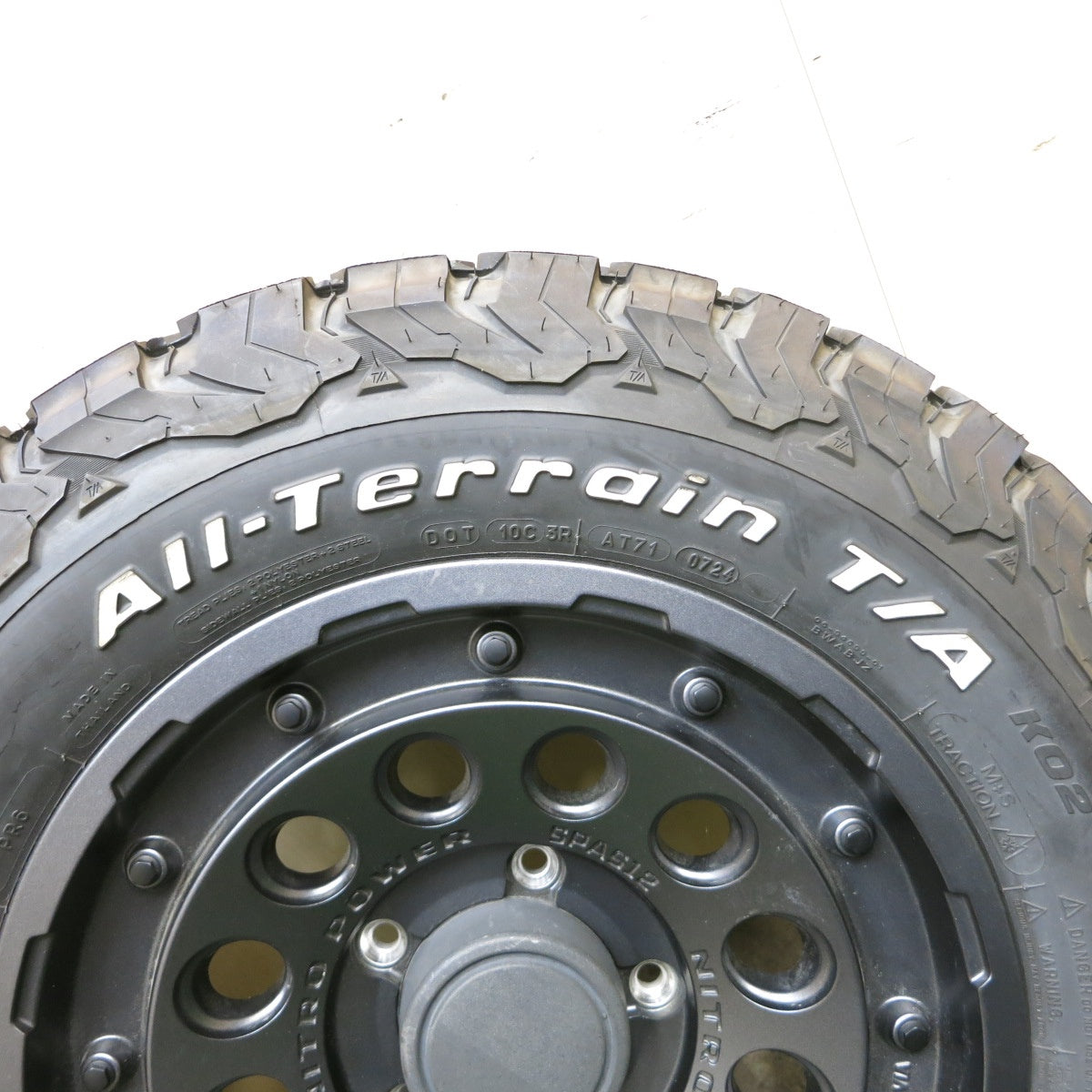 ほぼ未使用!24年!1本★NITRO POWER SPAS12 H12 SHOTGUN 215/70R16 BFグッドリッチ All-Terrain T/A KO2 16インチ ナイトロパワー PCD139.7/5H★5090502ナノ