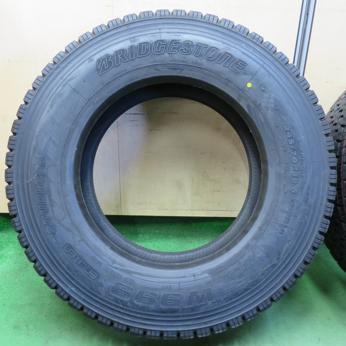 未使用!23年★トラック タイヤ 245/70R19.5 136/134J スタッドレス ブリヂストン W999 19.5インチ★5041215イスタ