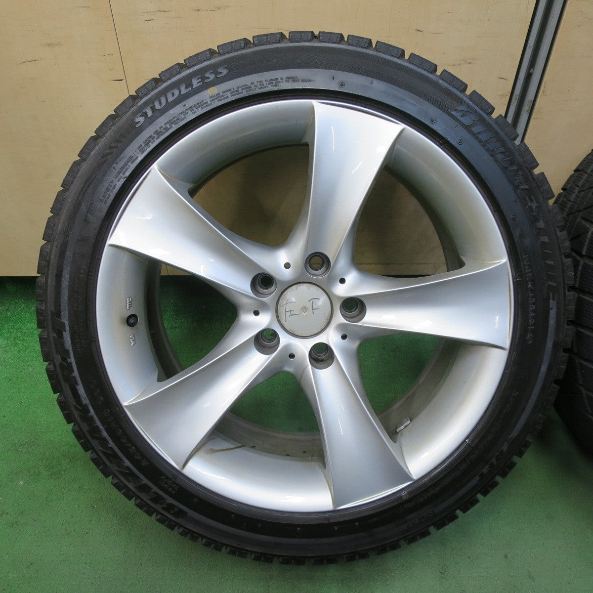 バリ溝!キレイ!9.5分★BMW 等 AGA Bayern 245/45R18 スタッドレス ブリヂストン ブリザック RFT バイエルン 18インチ PCD120/5H★5081901TTス
