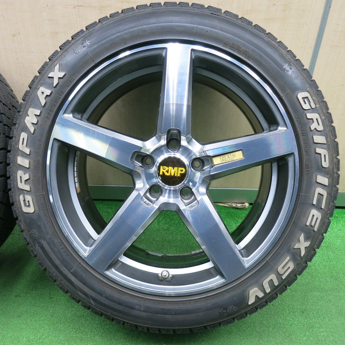 バリ溝!21年!キレイ!9.5分★RMP-050F LFM604 225/55R19 スタッドレス グリップマックス GRIP ICE X SUV ホワイトレター 19インチ PCD114.3/5H★4122005TNス