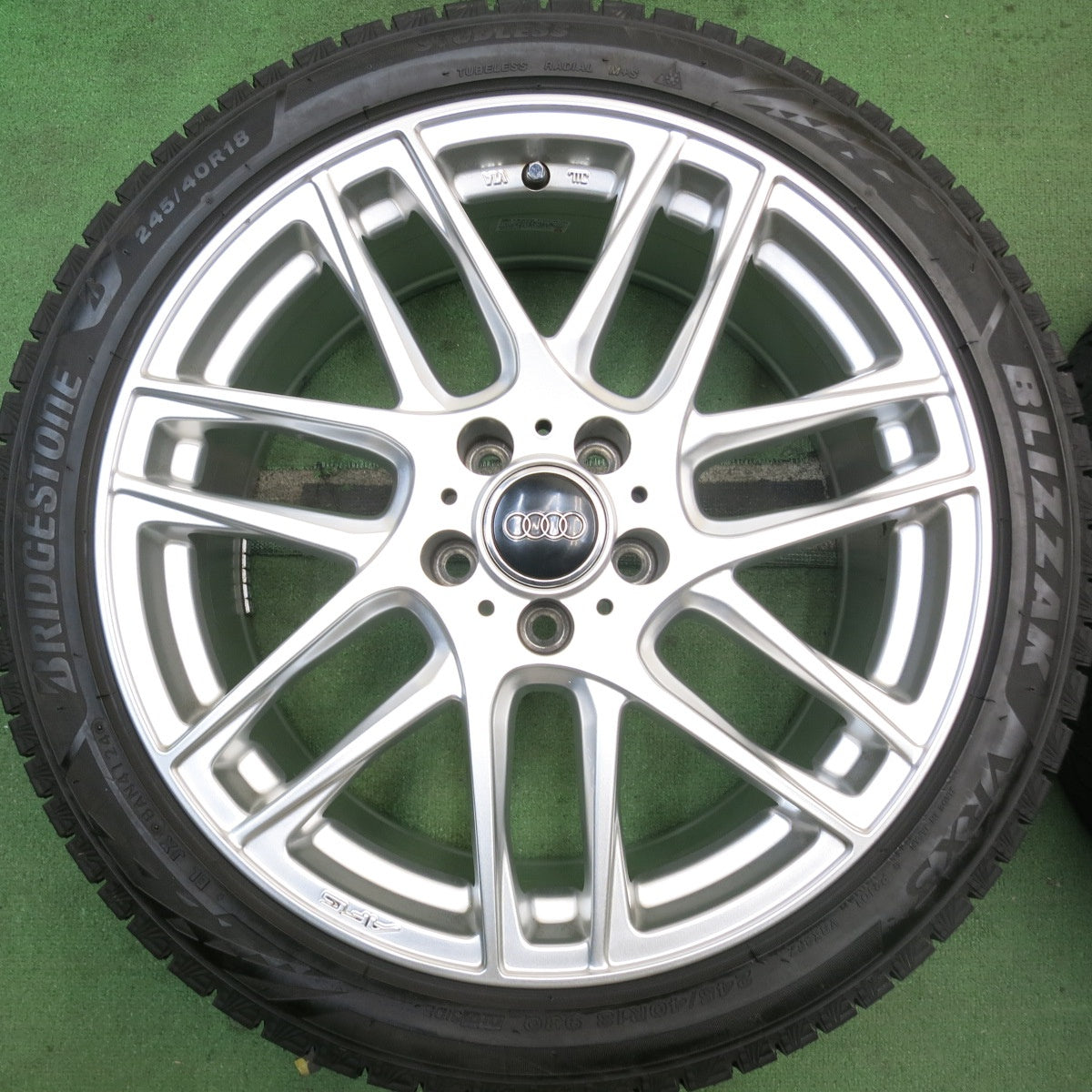 バリ溝!24年!キレイ!9.5分★アウディ 等 EURO AFG 245/40R18 スタッドレス ブリヂストン ブリザック VRX3 ユーロ 18インチ PCD112/5H★5092003HAス
