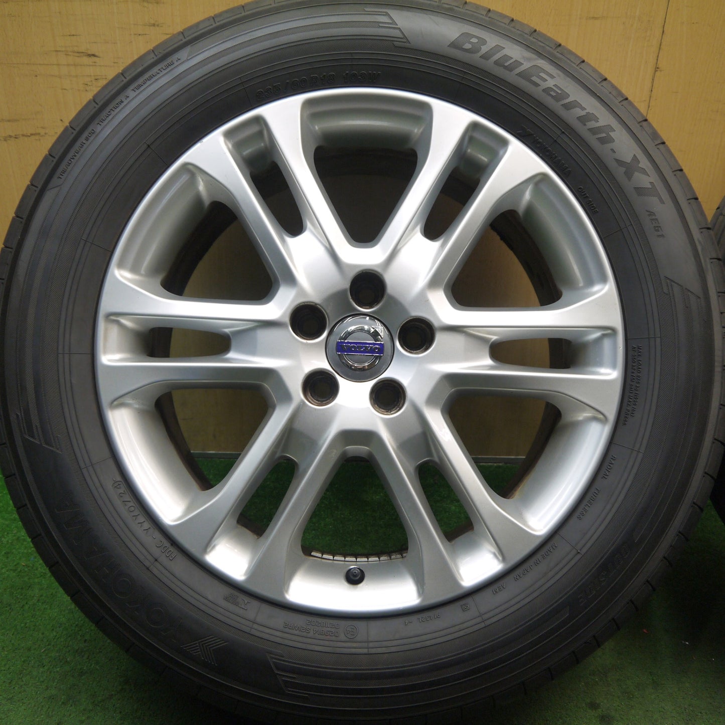 バリ溝!24年!キレイ!9.5分★ボルボ XC60 純正 235/60R18 ヨコハマ BluEarth-XT AE61 18インチ PCD108/5H★5090204Hノ