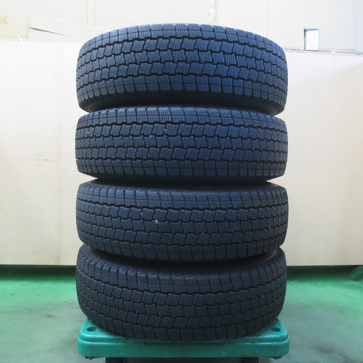 バリ溝!23年!9.5分以上★トヨタ 200系 ハイエース 純正 スチール 195/80R15 107/105L スタッドレス グッドイヤー アイスナビ CARGO カーゴ 15インチ PCD139.7/6H★6043012イス