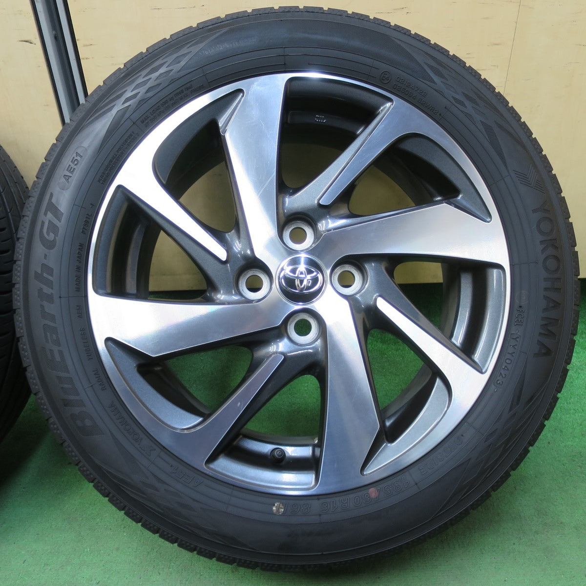 バリ溝!23年!キレイ!8.5分★トヨタ アクア クロスオーバー 純正 185/60R16 ヨコハマ BluEarth-GT AE51 16インチ PCD100/4H★5042603イノ
