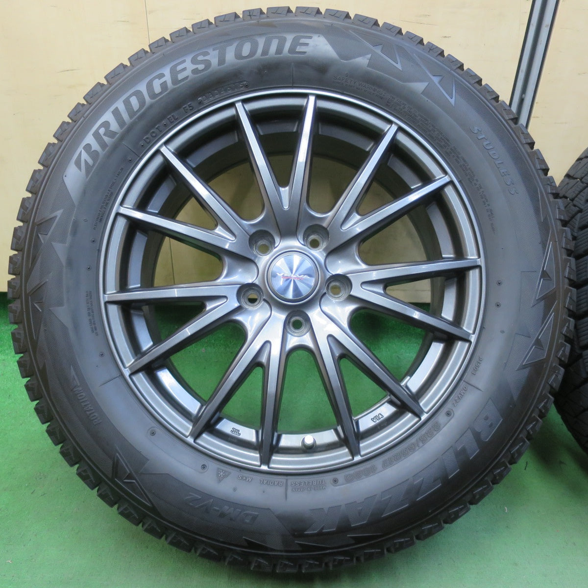 キレイ★スタッドレス 225/65R17 ブリヂストン ブリザック DM-V2 VELVA SPORT ヴェルヴァ スポーツ 17インチ PCD114.3/5H★5051502イス