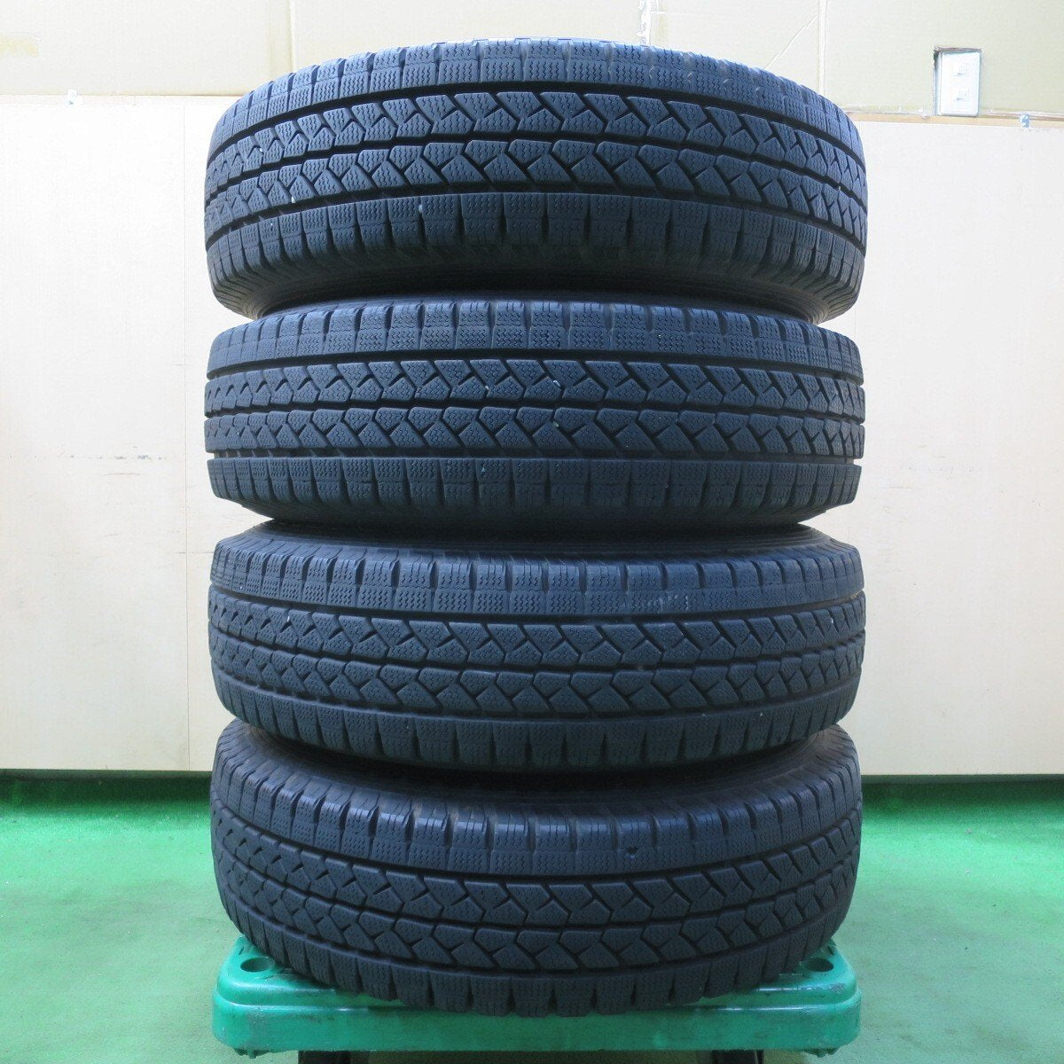 バリ溝!9.5分★トヨタ ハイエース 純正 スチール 195/80R15 107/105L スタッドレス ブリヂストン ブリザック VL1 15インチ PCD139.7/6H★5031205イス