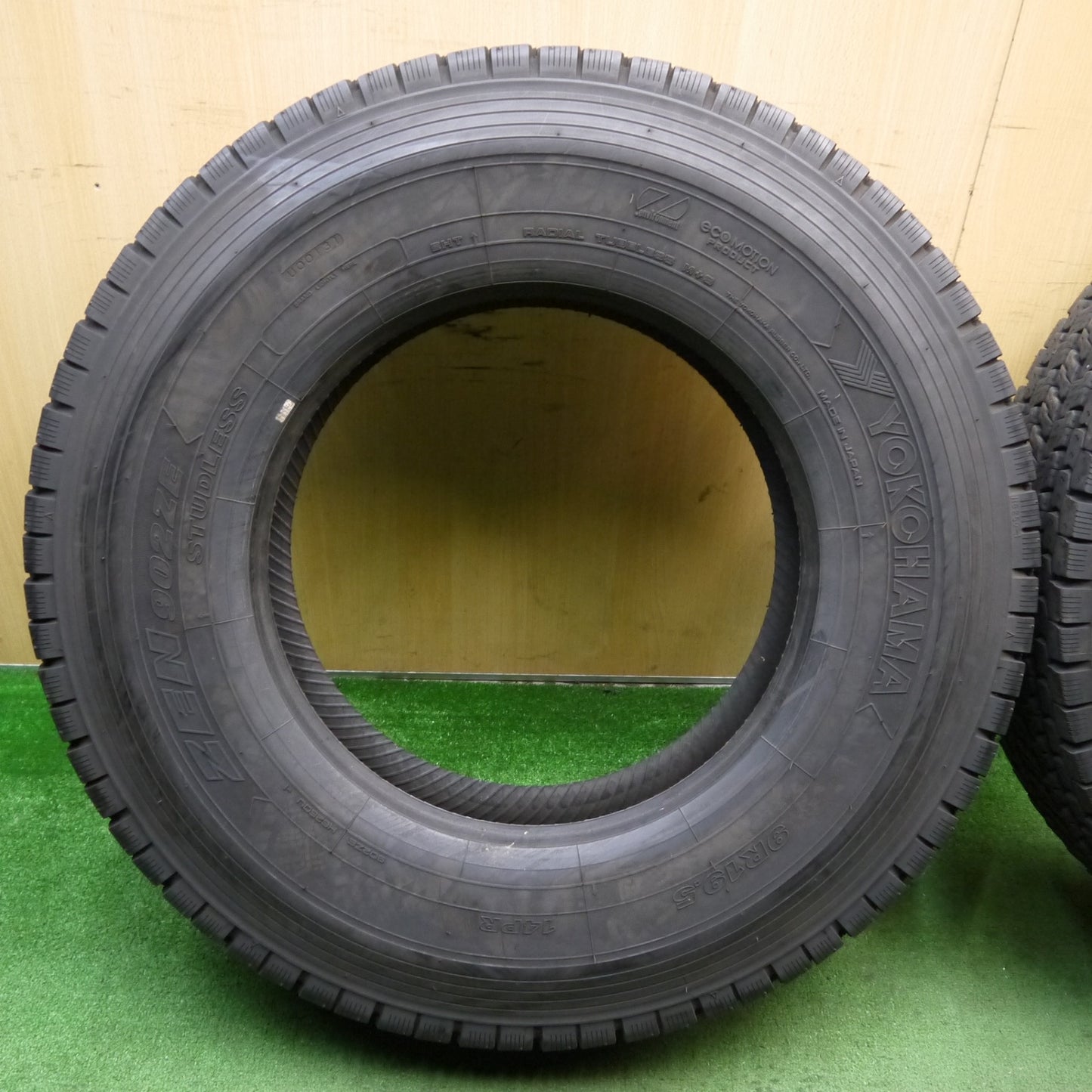 バリ溝!8.5分!2本★トラック バス タイヤ 9R19.5 14PR スタッドレス ヨコハマ ZEN 902ZE 19.5インチ★5062309KKスタ