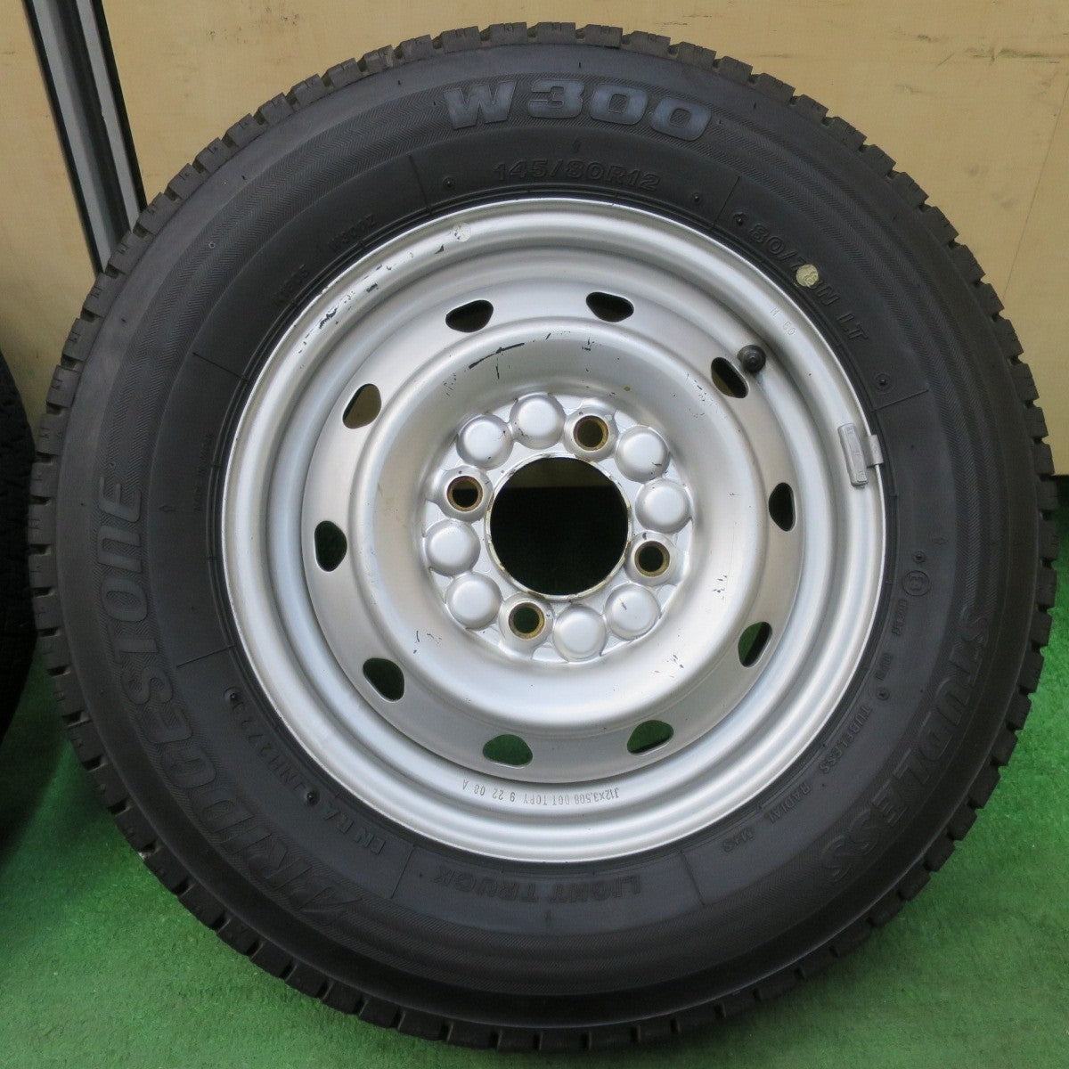 バリ溝!23年!9.5分★スタッドレス 145/80R12 80/78N ブリヂストン W300 TOPY スチール 12インチ PCD100/4H★5011810イス