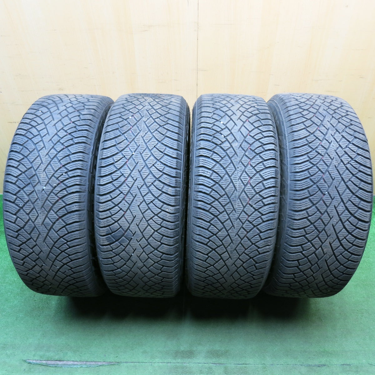 バリ溝!23年!キレイ!8.5分★ランドローバー ディフェンダー 等 275/55R20 スタッドレス ノキアン タイヤ ハッカペリッタ R5 SUV 阿部商会 AMD 20インチ PCD120/5H★6043008HAス