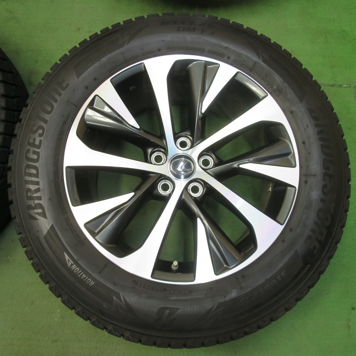 センサー付!バリ溝!キレイ!8.5分★レクサス 20系 RX 純正 235/65R18 スタッドレス ブリヂストン ブリザック DM-V3 18インチ PCD114.3/5H★5092701イス