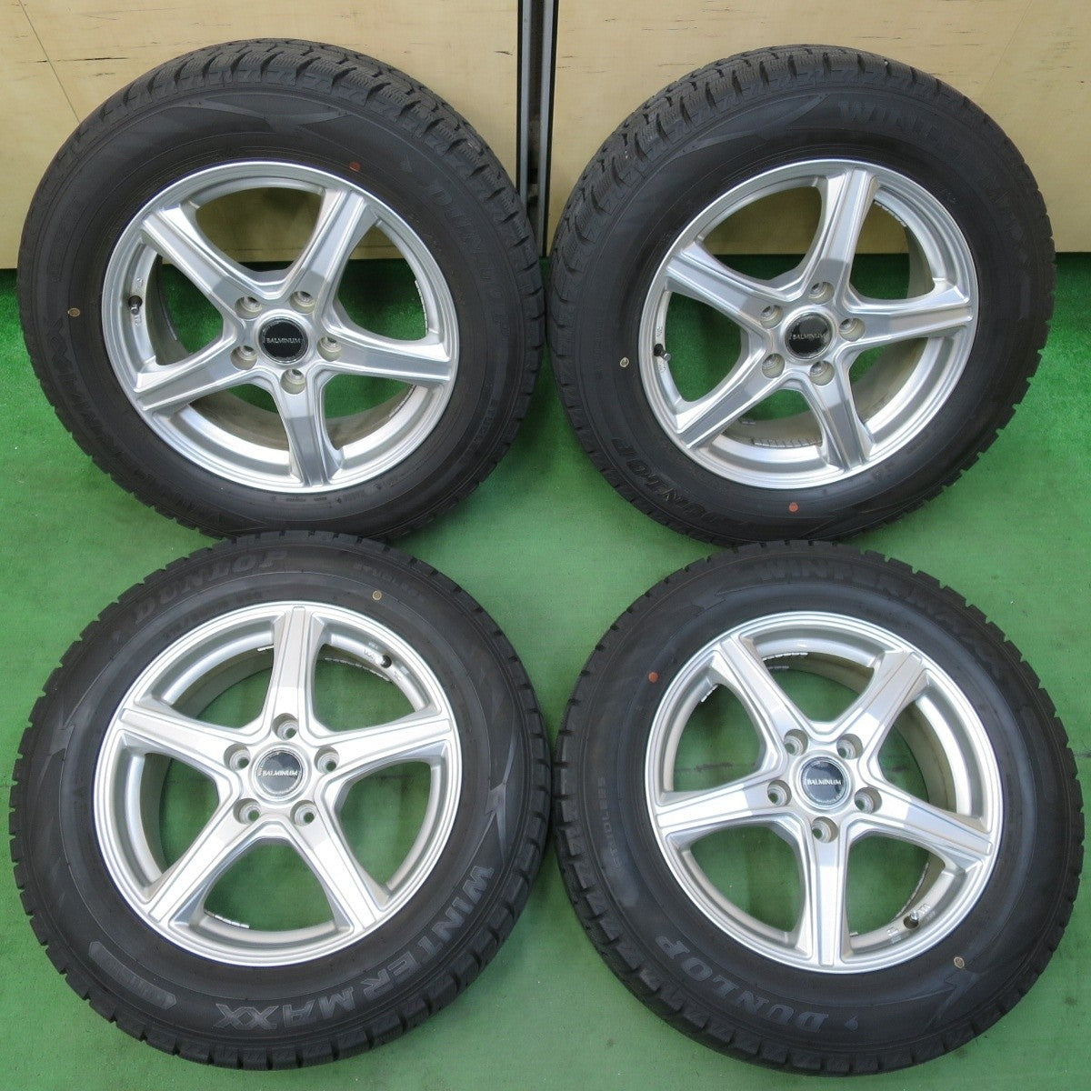 バリ溝!キレイ!9.5分★スタッドレス 215/60R16 ダンロップ ウインターマックス WM02 BALMINUM バルミナ 16インチ PCD114.3/5H★5031303イス