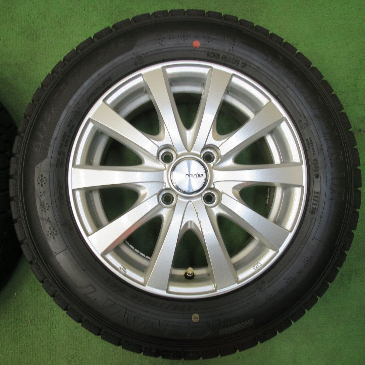 バリ溝!22年!キレイ!ほぼ10分★スタッドレス 175/70R14 グッドイヤー アイスナビ7 ravrion RS01 ラブリオン 14インチ PCD100/4H★5011804イス