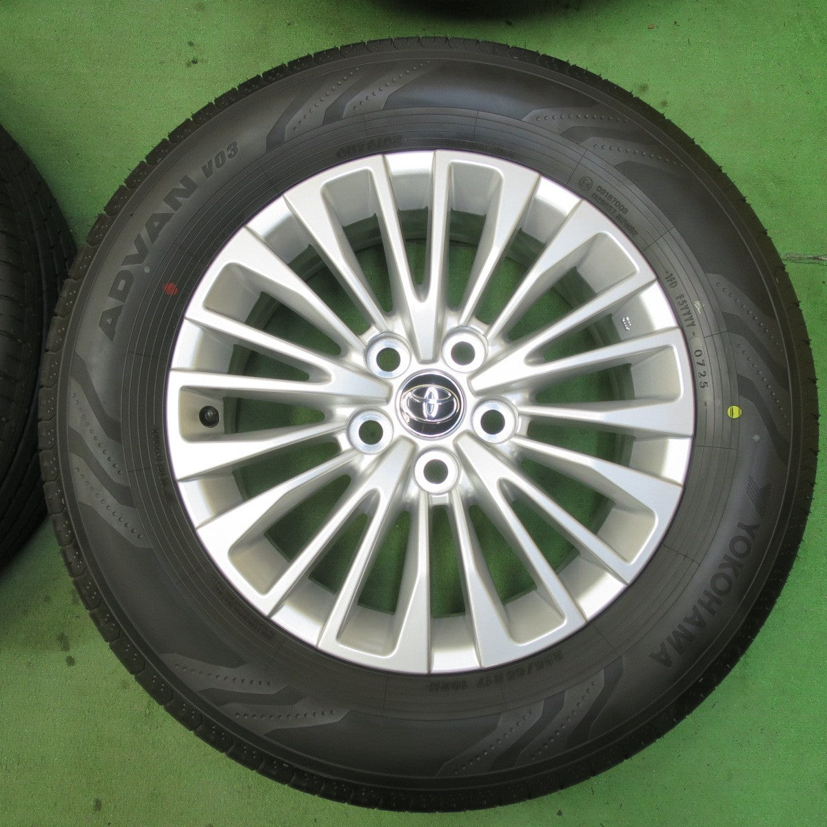 新車外し!25年★トヨタ 40系 アルファード 純正 225/65R17 ヨコハマ アドバン V03 17インチ PCD120/5H★5062402イノ