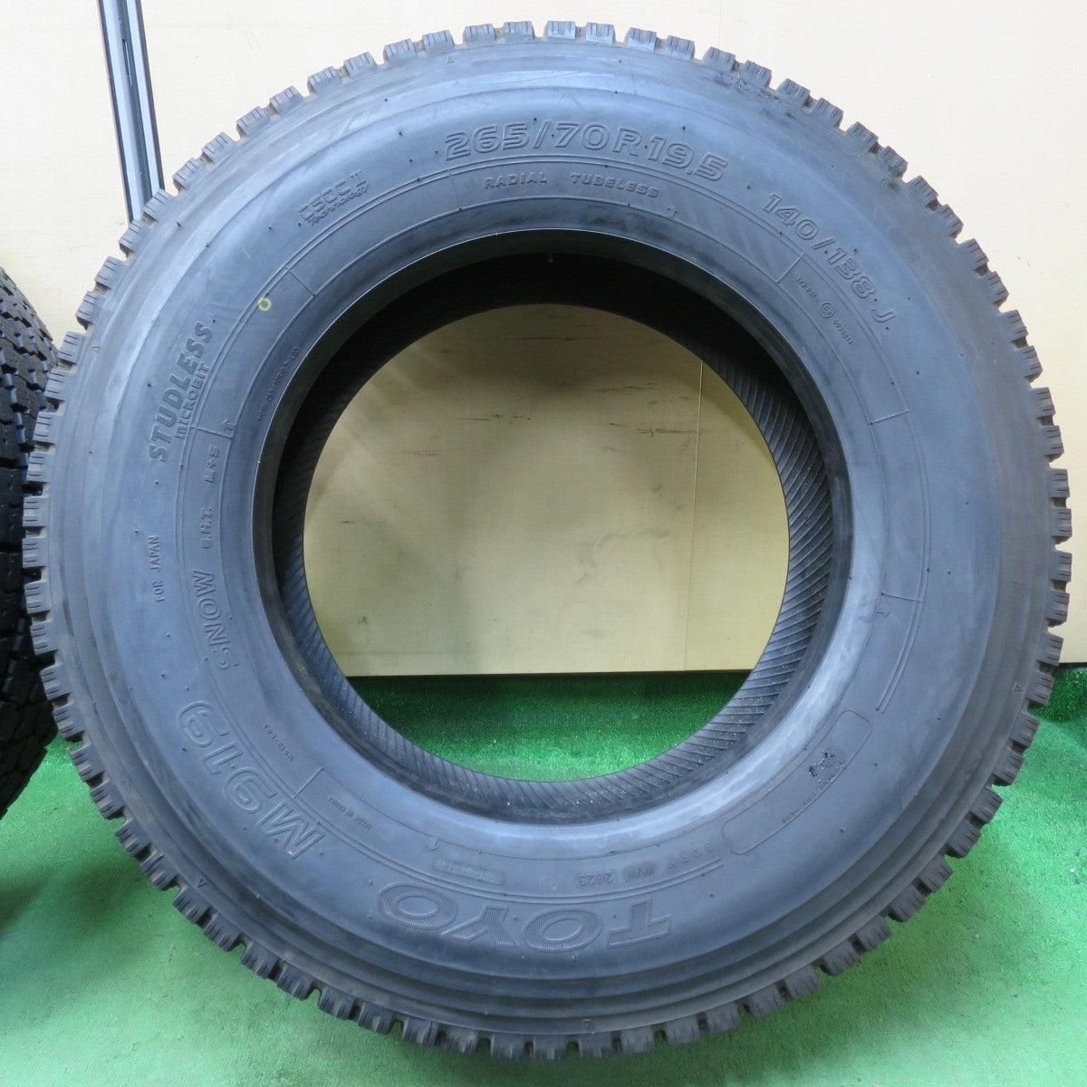 未使用!23年★トラック タイヤ 265/70R19.5 140/138J スタッドレス トーヨー M919 19.5インチ★5010610イスタ