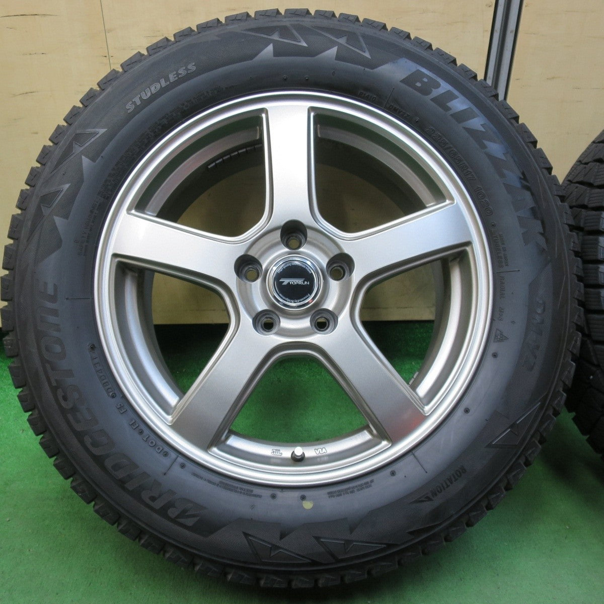 バリ溝!キレイ!9分★スタッドレス 225/65R17 ブリヂストン ブリザック DM-V2 TOPRUN トップラン 17インチ PCD114.3/5H★5010305イス