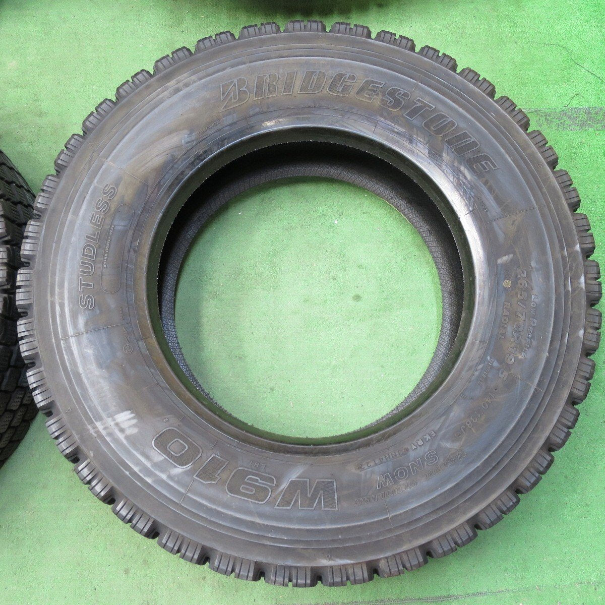 バリ溝!22年!9.5分★トラック タイヤ 265/70R19.5 140/138J スタッドレス ブリヂストン W910 19.5インチ★5021411イスタ