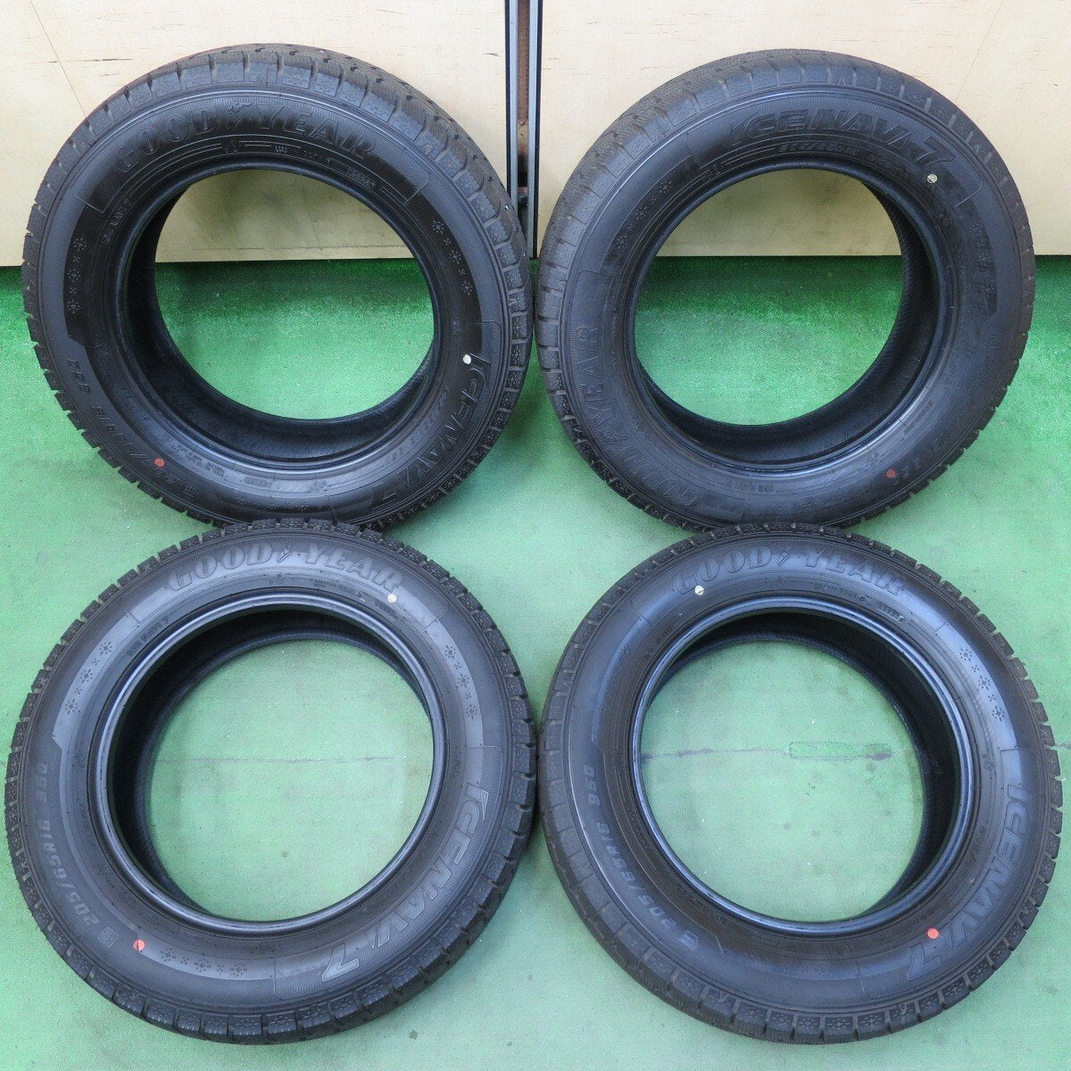 バリ溝!22年!ほぼ10分★スタッドレス 205/65R16 グッドイヤー アイスナビ7 タイヤ 16インチ ヤリスクロス ヴェゼル オデッセイ 等★5040309イスタ