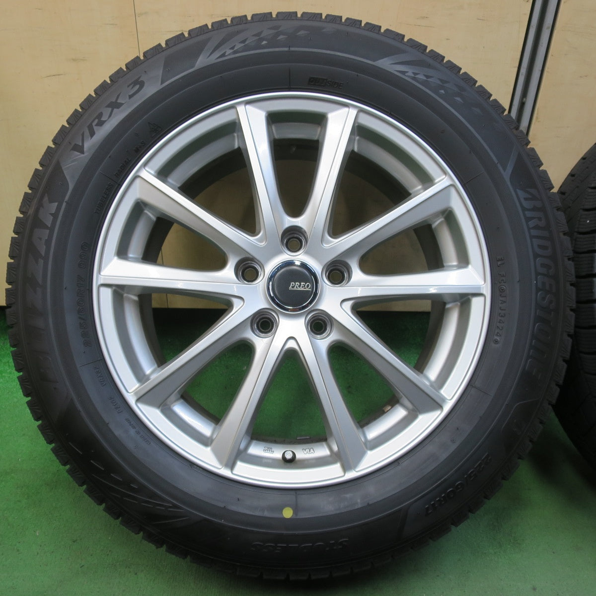 バリ溝!24年!キレイ!ほぼ10分★スタッドレス 225/60R17 ブリヂストン ブリザック VRX3 PREO プレオ 17インチ PCD114.3/5H★5082108イス