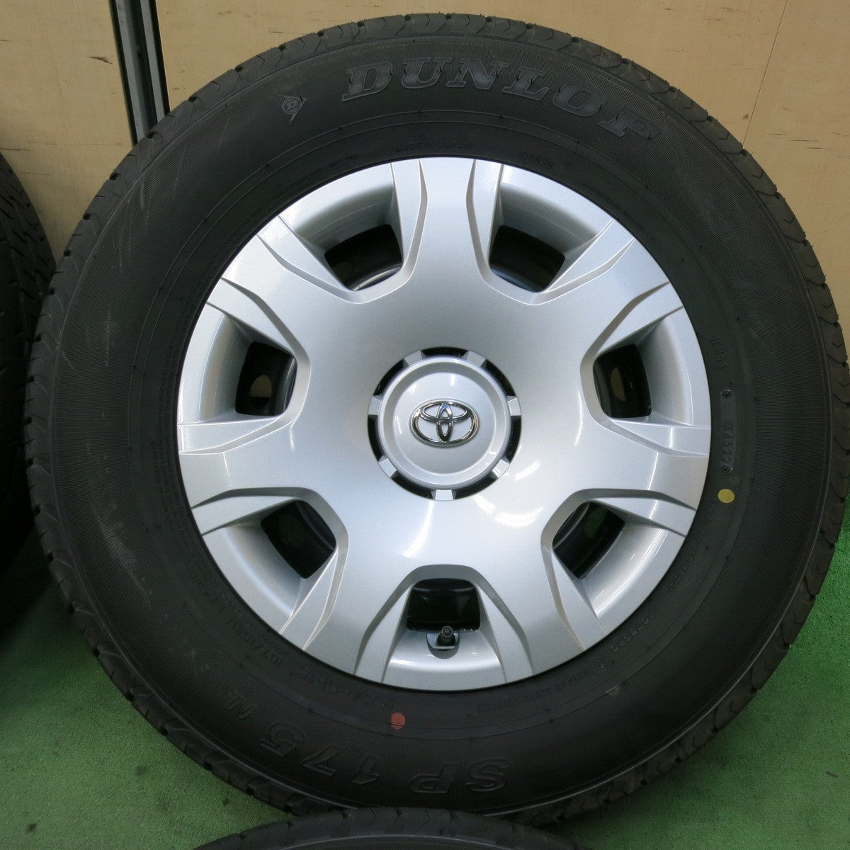 新車外し!22年★トヨタ 200系 ハイエース 純正 スチール 195/80R15 107/105N ダンロップ SP175N 15インチ PCD139.7/6H★5061312SYノ