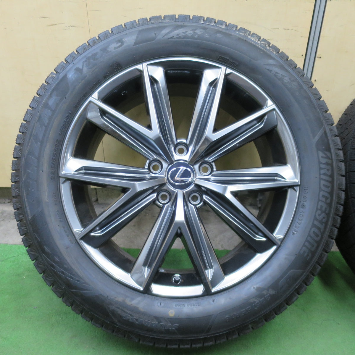 ほぼ未使用!24年!キレイ!センサー付◎レクサス LBX 純正 225/55R18 スタッドレス ブリヂストン ブリザック VRX3 18インチ PCD114.3/5H◎6101901NGス