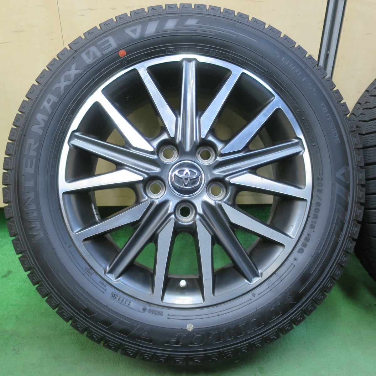 バリ溝!23年!9.5分★トヨタ 80系 ヴォクシー ノア 純正 205/60R16 スタッドレス ダンロップ ウインターマックス03 16インチ PCD114.3/5H★5092603イス
