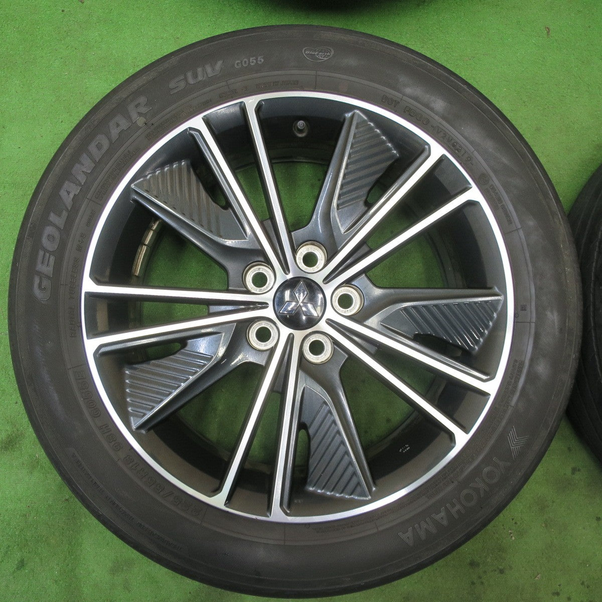 キレイ★三菱 デリカ D:5 アーバンギア 純正 225/55R18 ヨコハマ ジオランダー SUV G055 G055E 18インチ D5 PCD114.3/5H★5090201TTノ