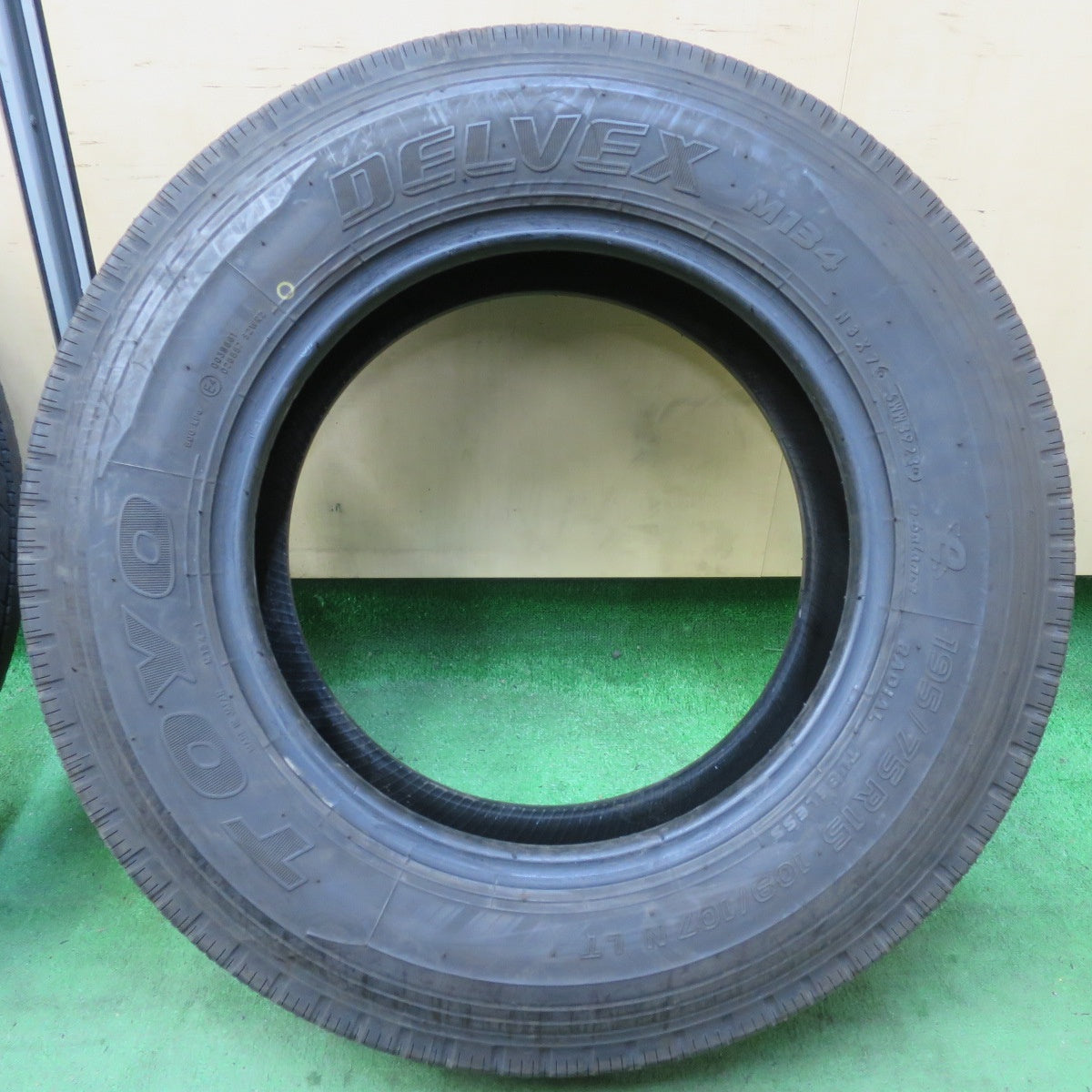 バリ溝!23年!9分★トラック バス バン 等 195/75R15 109/107N トーヨー デルベックス M134 15インチ タイヤ DELVEX★5041811イノタ