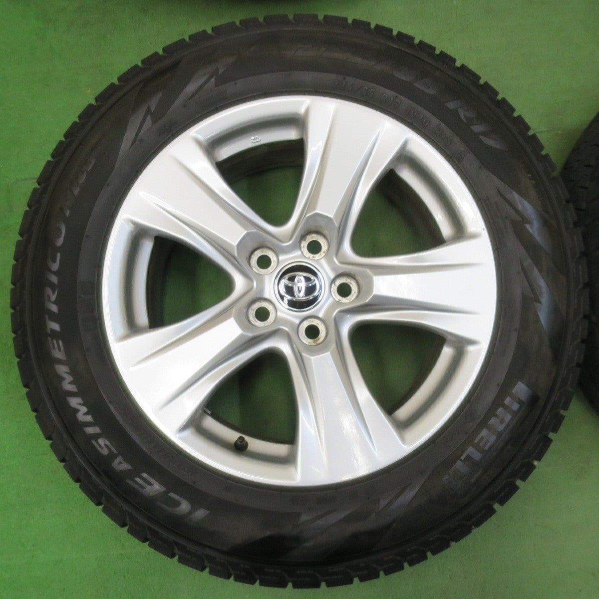 バリ溝!キレイ!8.5分★トヨタ 50系 RAV4 80系 ハリアー 純正 225/65R17 スタッドレス ピレリ アイスアシンメトリコ プラス 17インチ PCD114.3/5H★5031501イス