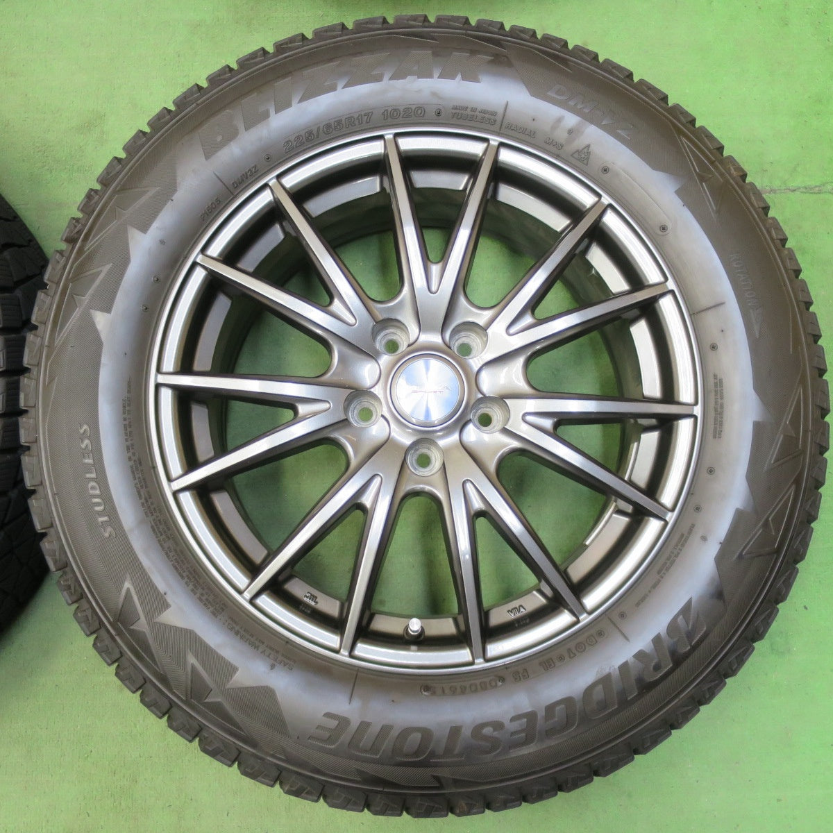 キレイ★スタッドレス 225/65R17 ブリヂストン ブリザック DM-V2 VELVA SPORT ヴェルヴァ スポーツ 17インチ PCD114.3/5H★5051502イス
