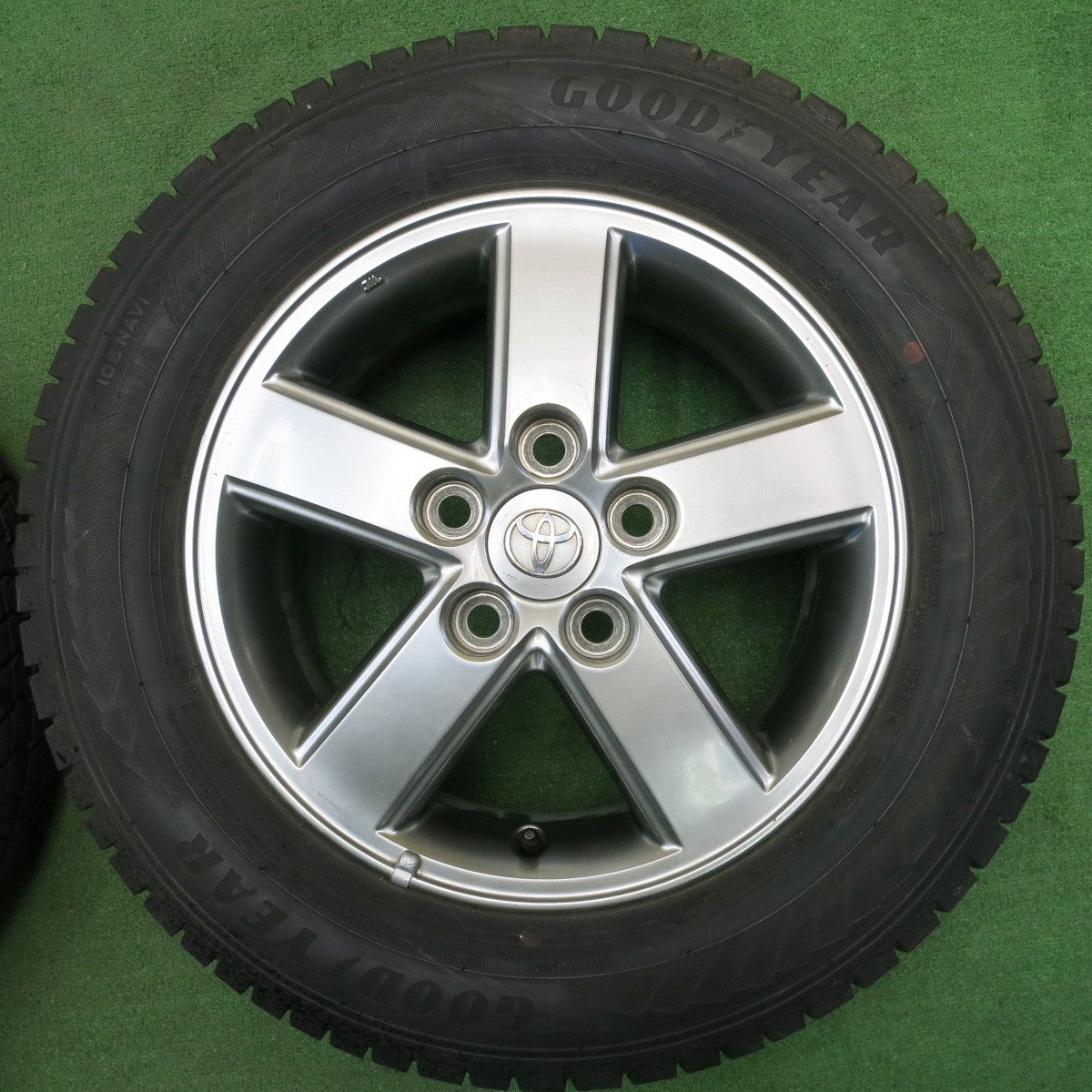 バリ溝!22年!8.5分★トヨタ 60系 ノア ヴォクシー 純正 195/65R15 スタッドレス グッドイヤー アイスナビ8 15インチ PCD114.3/5H★5050401NJス