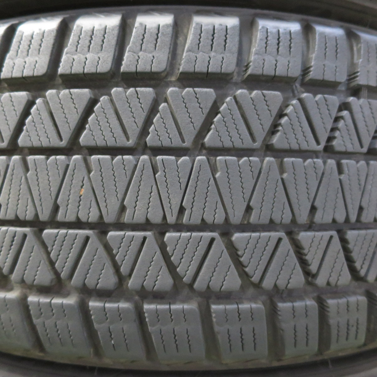 バリ溝!23年!キレイ!9分★スタッドレス FINAL SPEED 225/55R18 ブリヂストン ブリザック DM-V3 MiD ファイナルスピード マルカ 18インチ PCD114.3/5H★5090401イス