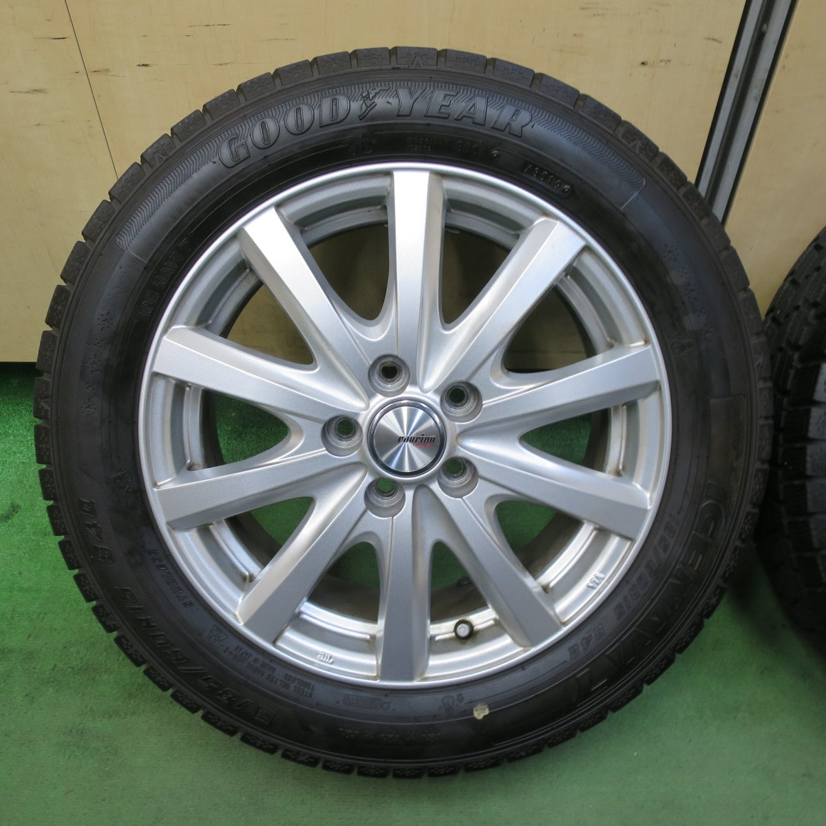 バリ溝!キレイ!9.5分★シエンタ 等 185/60R15 スタッドレス グッドイヤー アイスナビ7 ravrion RS01 ラブリオン 15インチ PCD100/5H★5092504TTス