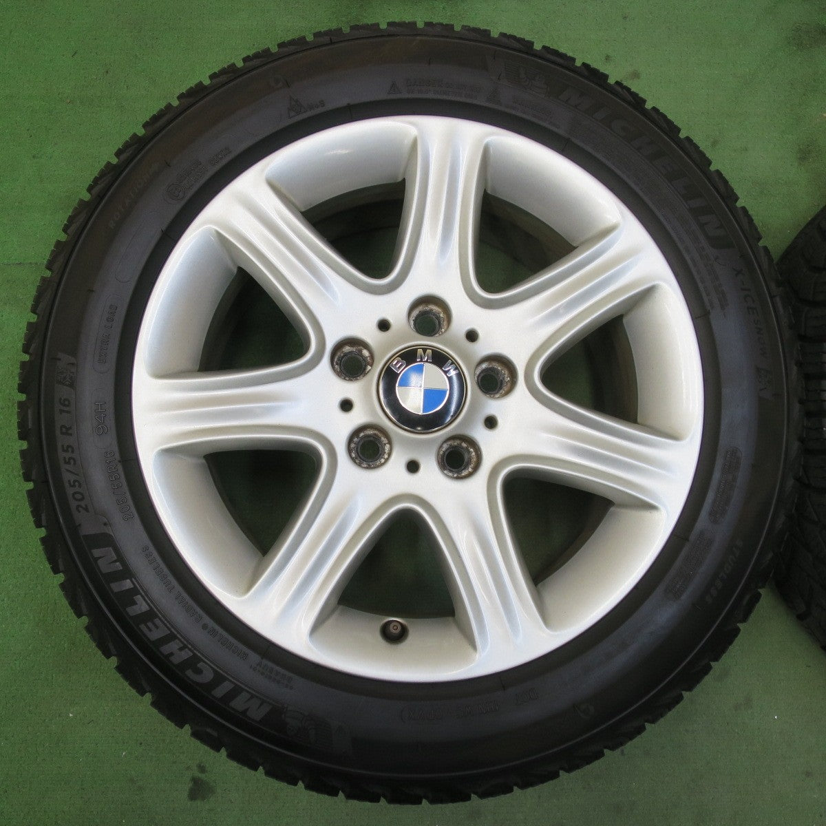 バリ溝!8.5分★BMW 1シリーズ F20 純正 205/55R16 スタッドレス ミシュラン X-ICE SNOW 16インチ PCD120/5H★5092902イス