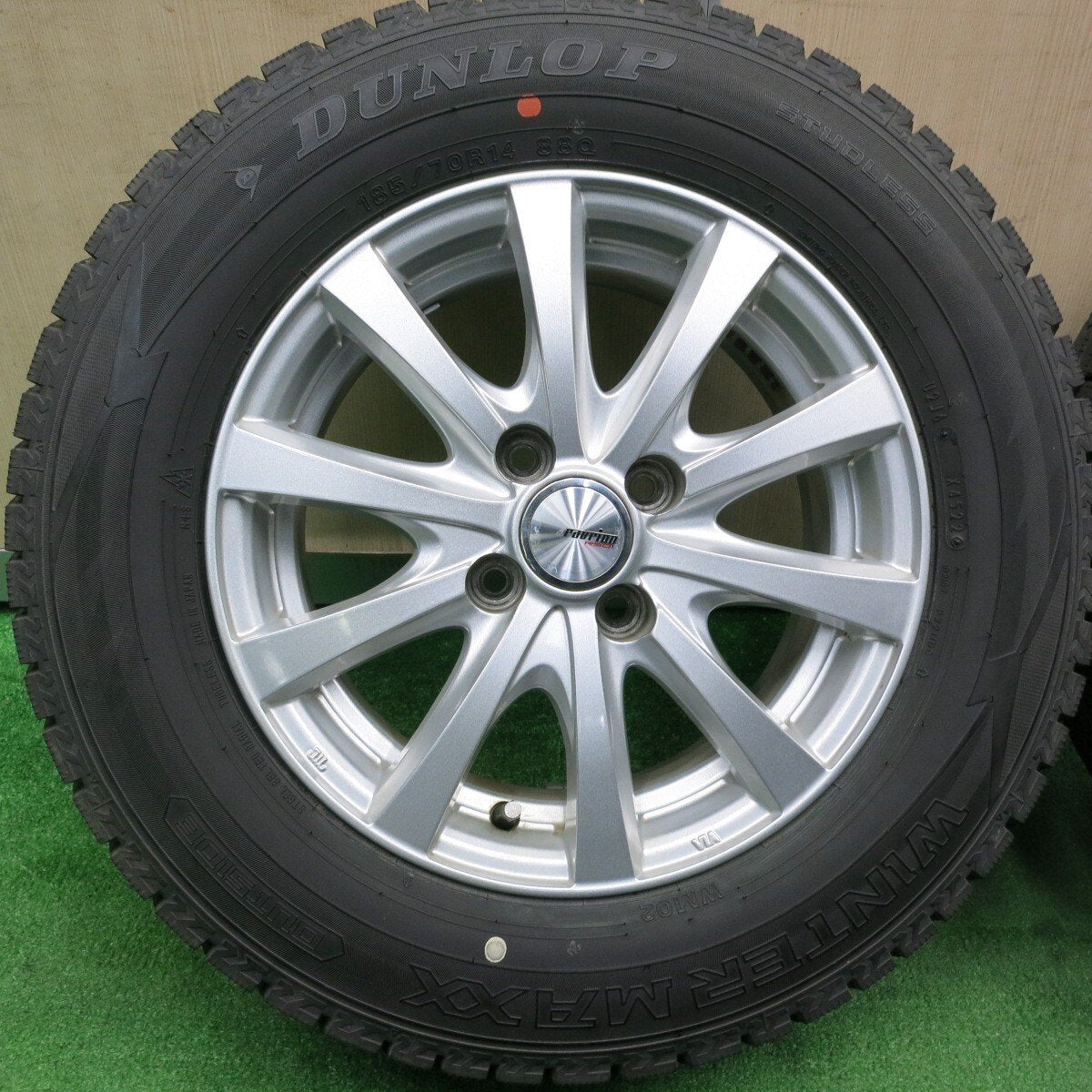 バリ溝!22年!キレイ!9.5分以上★スタッドレス 185/70R14 ダンロップ ウインターマックス WM02 ravrion RS01 ラブリオン 14インチ PCD100/4H★5012005TNス