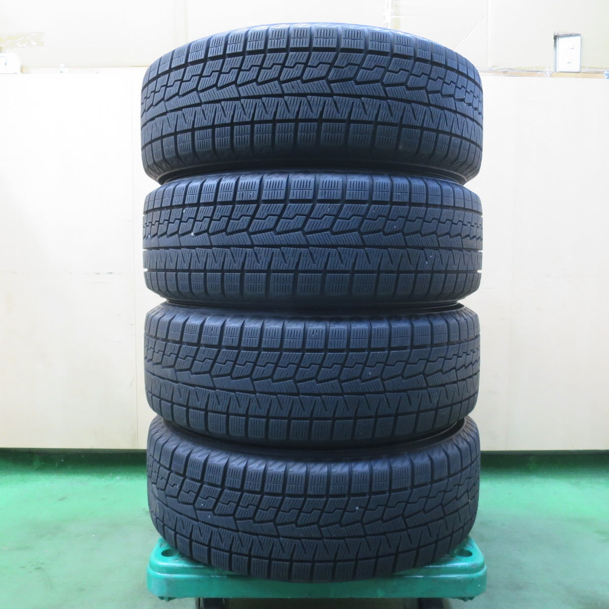 バリ溝!22年!9.5分★スタッドレス 215/60R16 ヨコハマ アイスガード iG70 Laffite ラフィット 16インチ PCD114.3/5H★6021304イス