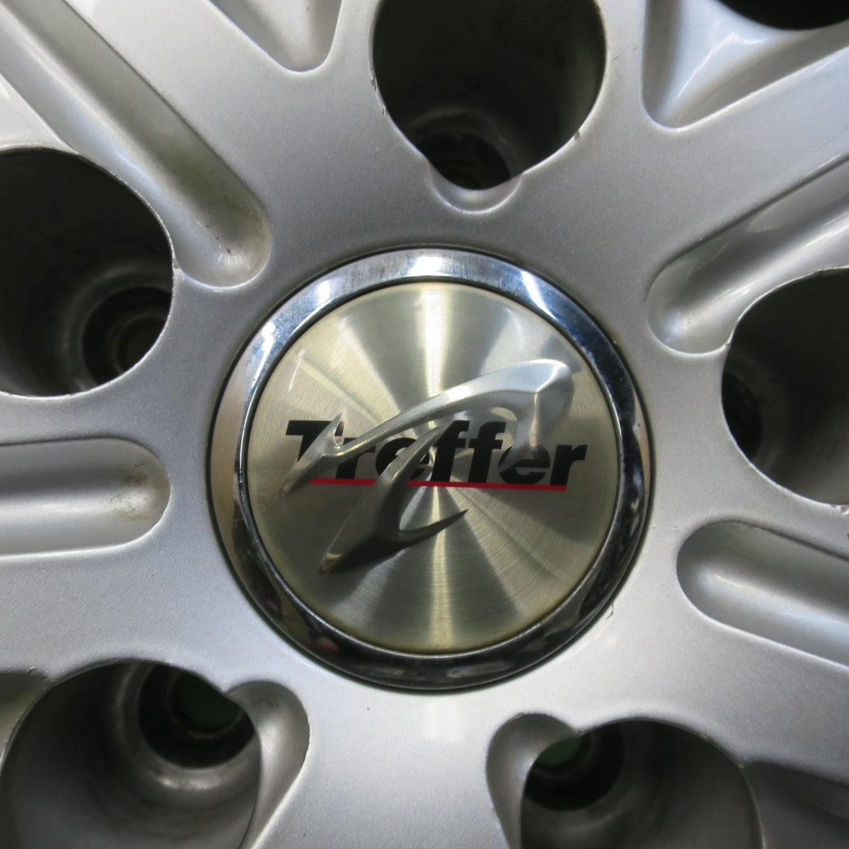 バリ溝!キレイ!9.5分★スタッドレス 225/70R16 トーヨー ウインター トランパス S1 Treffer トレファー 16インチ PCD114.3/5H★5100201イス